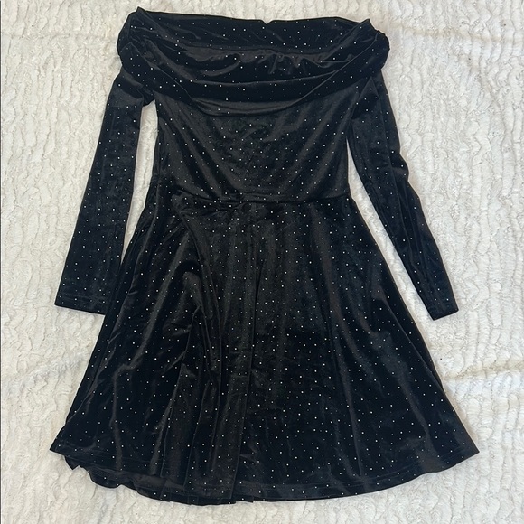 Cupshe Black Velvet Off-Shoulder Dress with twinkle stardust small women’s new - Picture 1 of 6